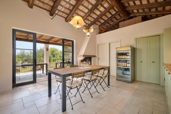 Slika interiera i eksteriera Mare Wines kušaone