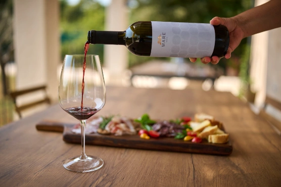 Slika interiera i eksteriera Mare Wines kušaone