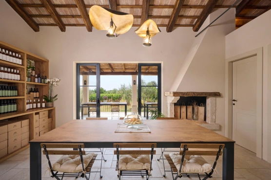 Slika interiera i eksteriera Mare Wines kušaone