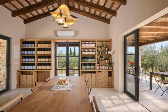 Slika interiera i eksteriera Mare Wines kušaone