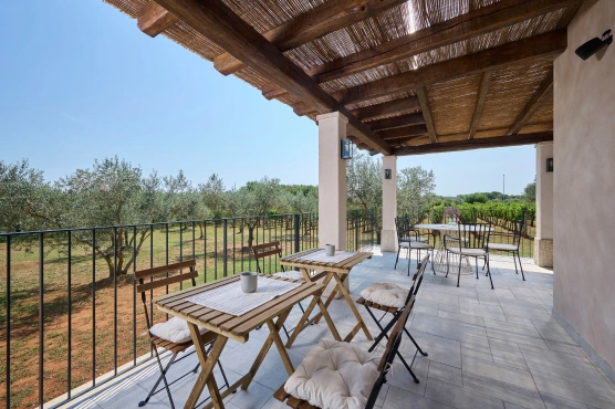 Slika interiera i eksteriera Mare Wines kušaone