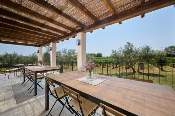 Slika interiera i eksteriera Mare Wines kušaone